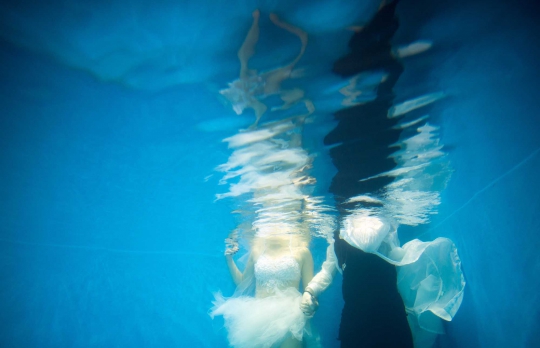 Uniknya foto pre wedding di dalam air ala calon pengantin China
