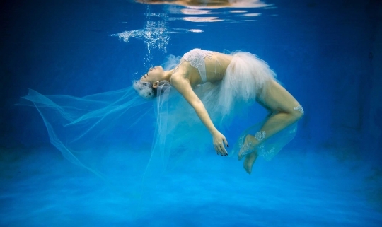Uniknya foto pre wedding di dalam air ala calon pengantin China