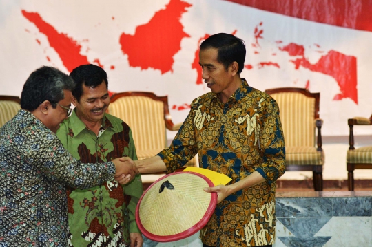 Hadiri Seknas Tani, Jokowi dihadiahi cangkul dan caping