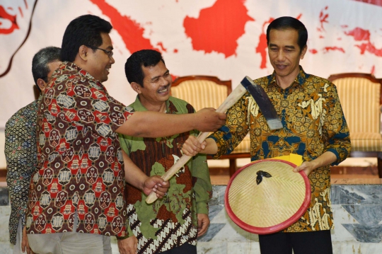 Hadiri Seknas Tani, Jokowi dihadiahi cangkul dan caping