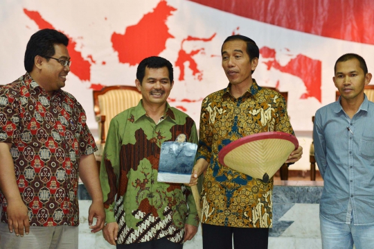 Hadiri Seknas Tani, Jokowi dihadiahi cangkul dan caping