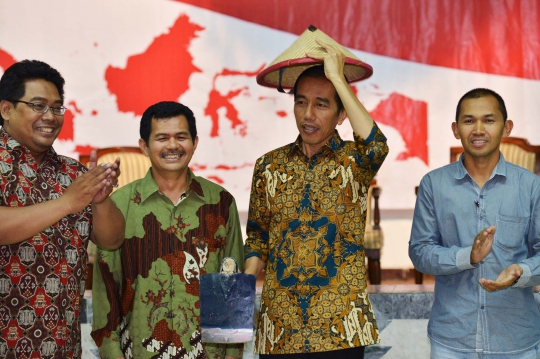 Hadiri Seknas Tani, Jokowi dihadiahi cangkul dan caping