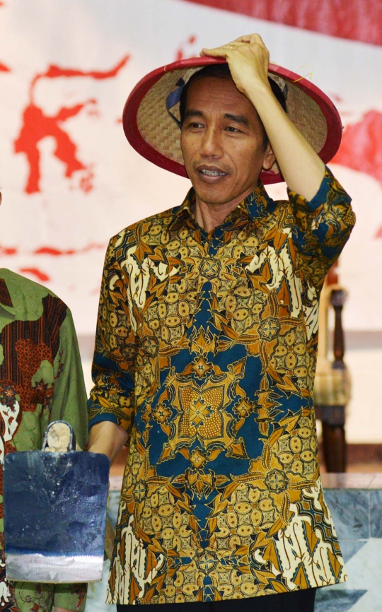 Hadiri Seknas Tani, Jokowi dihadiahi cangkul dan caping