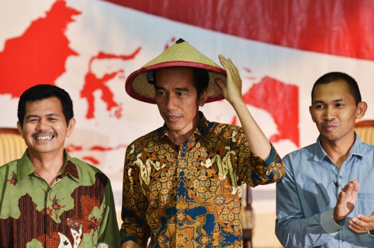 Hadiri Seknas Tani, Jokowi dihadiahi cangkul dan caping