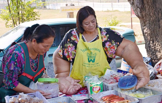 Ini wanita Thailand yang punya tangan raksasa