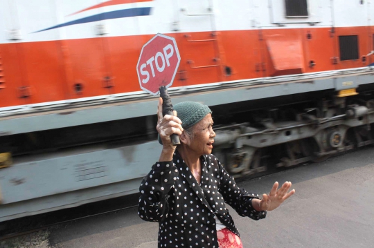 Kisah nenek 70 tahun di Serang sukarela jaga perlintasan kereta