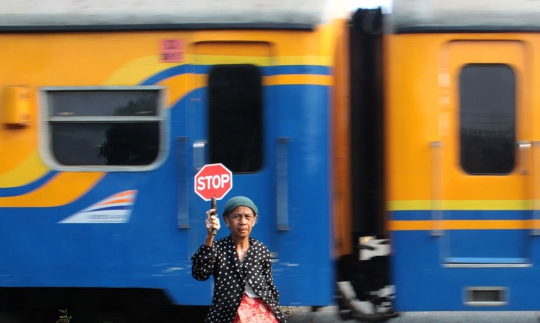 Kisah nenek 70 tahun di Serang sukarela jaga perlintasan kereta