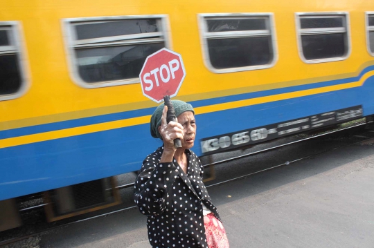 Kisah nenek 70 tahun di Serang sukarela jaga perlintasan kereta