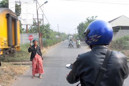 Kisah nenek 70 tahun di Serang sukarela jaga perlintasan kereta