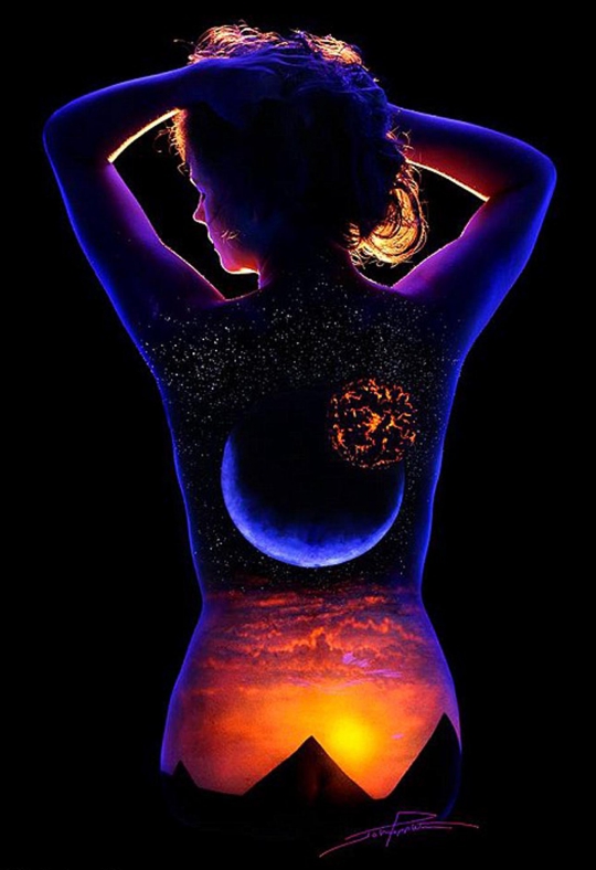 Mengintip keindahan tubuh wanita dilukis dengan cat ultraviolet