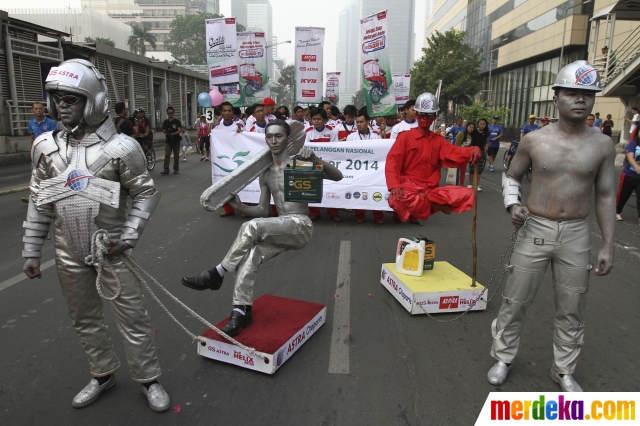 Foto Keramaian parade simpatik Hari Pelanggan Nasional 