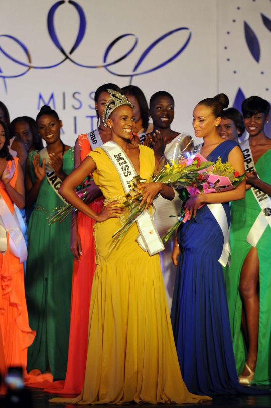 Wanita berkepala plontos ini raih mahkota Miss Haiti 2014