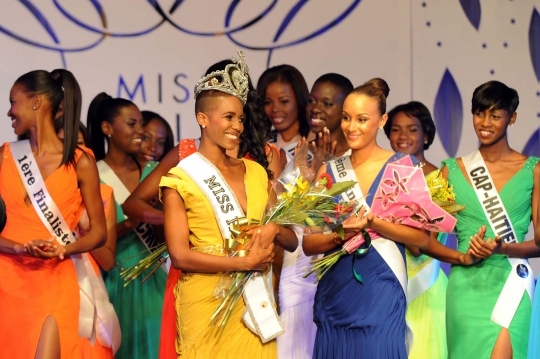 Wanita berkepala plontos ini raih mahkota Miss Haiti 2014