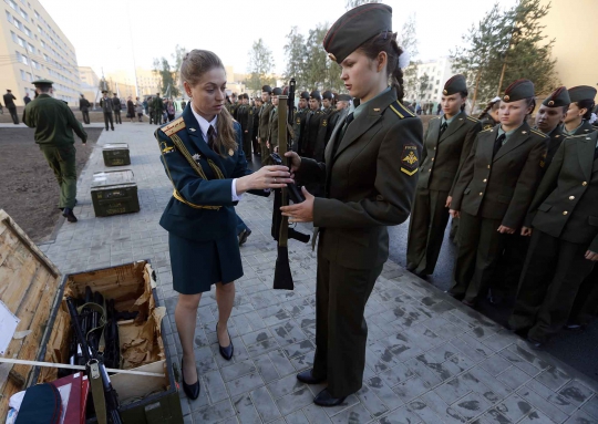 Gaya taruna militer wanita Rusia saat upacara di St Petersburg