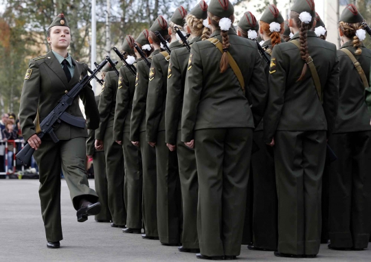 Gaya taruna militer wanita Rusia saat upacara di St Petersburg