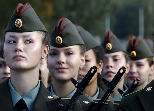 Gaya taruna militer wanita Rusia saat upacara di St Petersburg