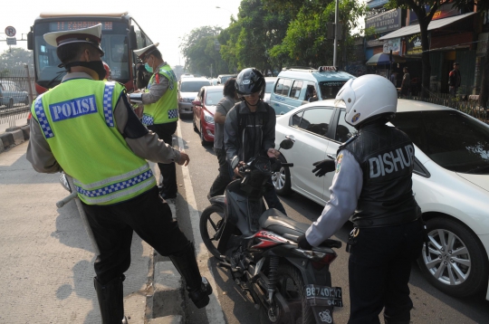 Polisi kembali tilang para penerobos jalur Transjakarta