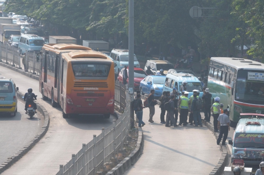 Polisi kembali tilang para penerobos jalur Transjakarta