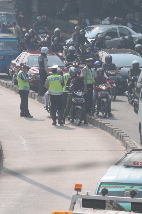 Polisi kembali tilang para penerobos jalur Transjakarta