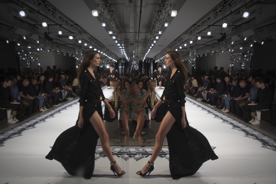 Bergaya hitam putih di New York Fashion Week