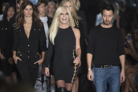 Bergaya hitam putih di New York Fashion Week