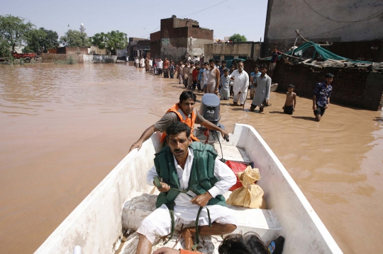 Aksi penyelamatan dramatis puluhan korban banjir di Pakistan