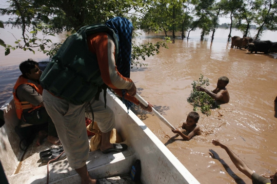 Aksi penyelamatan dramatis puluhan korban banjir di Pakistan