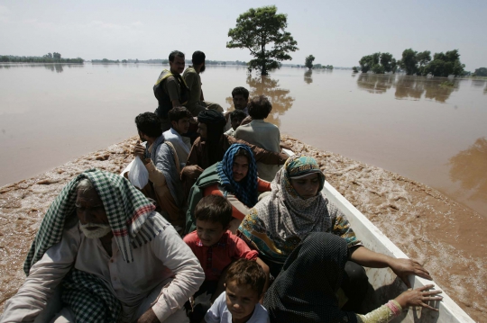 Aksi penyelamatan dramatis puluhan korban banjir di Pakistan