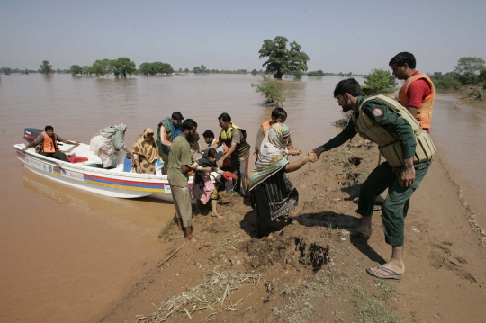 Aksi penyelamatan dramatis puluhan korban banjir di Pakistan