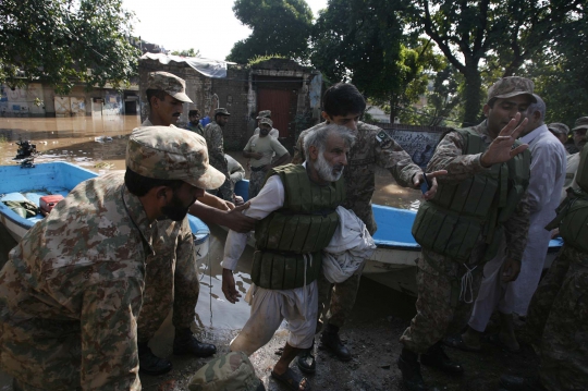 Aksi penyelamatan dramatis puluhan korban banjir di Pakistan