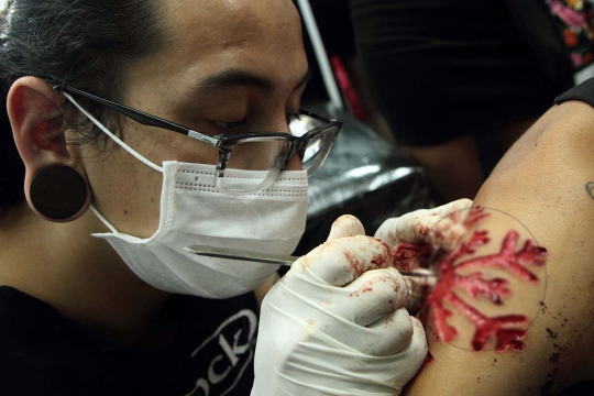 Ekstremnya pembuatan tato skarifikasi di Ekuador