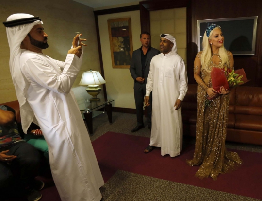 Kunjungi Dubai, Lady Gaga tampil bergaun emas transparan
