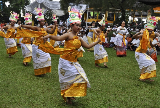 Foto Cantiknya Penari Rejang Dewa Hiasi Upacara Pujawali Ix Di Bogor Merdeka Com Tari rejang dewa adalah simbol widyadara dan widyadari yang menuntun bhatara turun ke dunia yang dilakukan pada waktu. cantiknya penari rejang dewa hiasi
