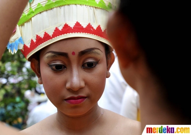 Foto : Cantiknya penari Rejang Dewa hiasi upacara Pujawali 