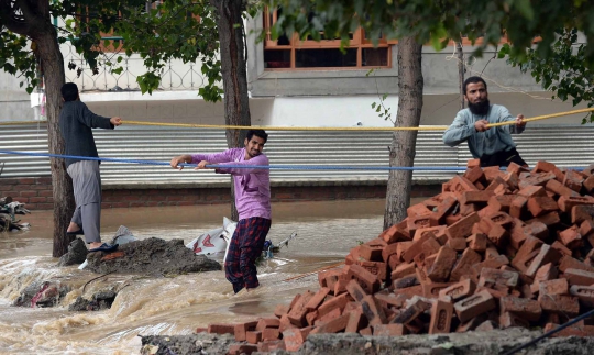 Aksi nekat warga India seberangi derasnya arus banjir