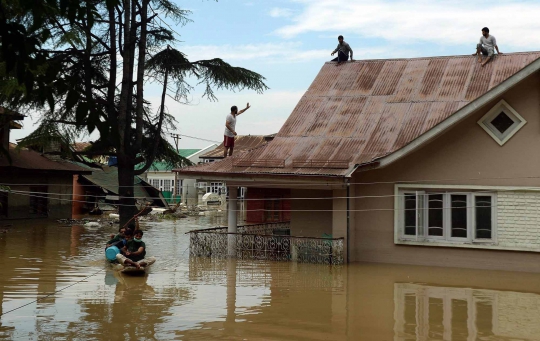 Aksi nekat warga India seberangi derasnya arus banjir