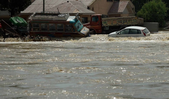 Aksi nekat warga India seberangi derasnya arus banjir