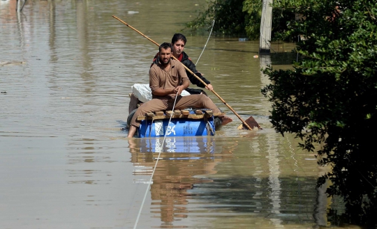 Aksi nekat warga India seberangi derasnya arus banjir