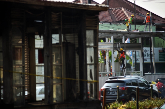 Perbaikan halte bus Transjakarta koridor 1 pasca terbakar