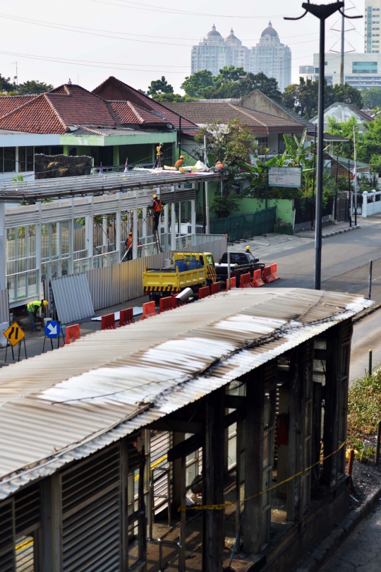 Perbaikan halte bus Transjakarta koridor 1 pasca terbakar