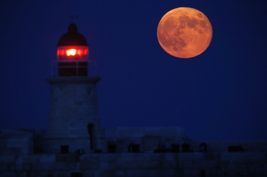 Keindahan fenomena Supermoon di berbagai belahan dunia