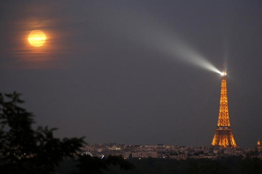 Keindahan fenomena Supermoon di berbagai belahan dunia