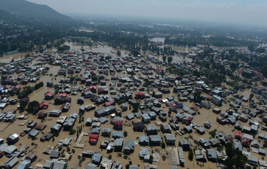 Pandangan udara ribuan rumah di India terkepung banjir