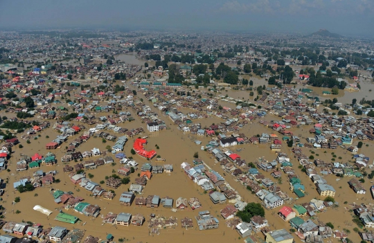 Pandangan udara ribuan rumah di India terkepung banjir
