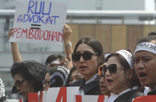 Demo tolak RUU Advokat, pengacara gelar aksi tiduran di jalan