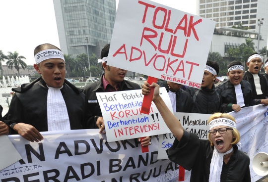 Demo tolak RUU Advokat, pengacara gelar aksi tiduran di jalan