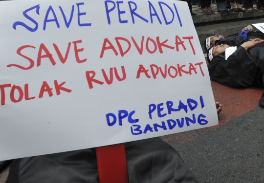 Demo tolak RUU Advokat, pengacara gelar aksi tiduran di jalan