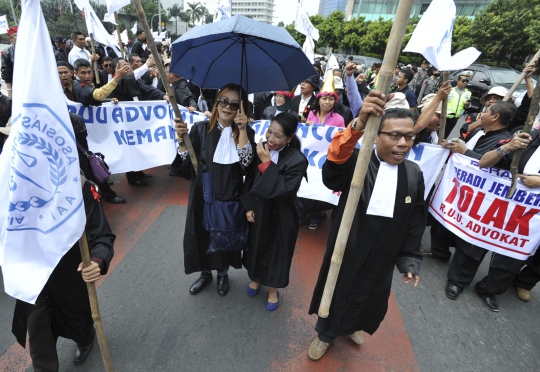 Demo tolak RUU Advokat, pengacara gelar aksi tiduran di jalan