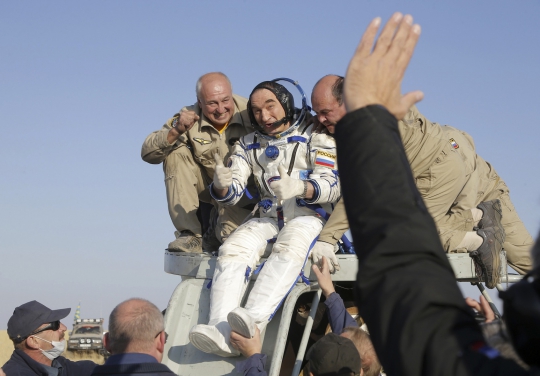 Tiga astronot Soyuz mendarat selamat ke Bumi