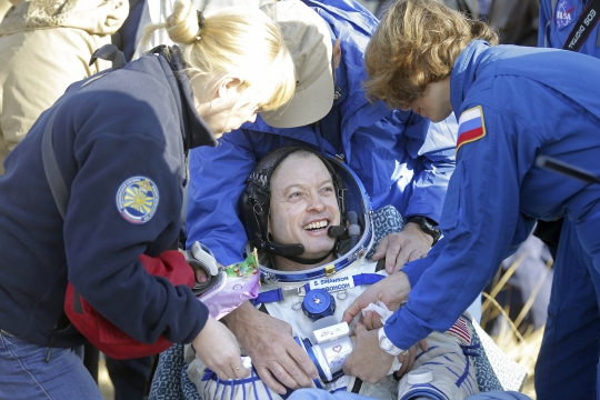 Tiga astronot Soyuz mendarat selamat ke Bumi